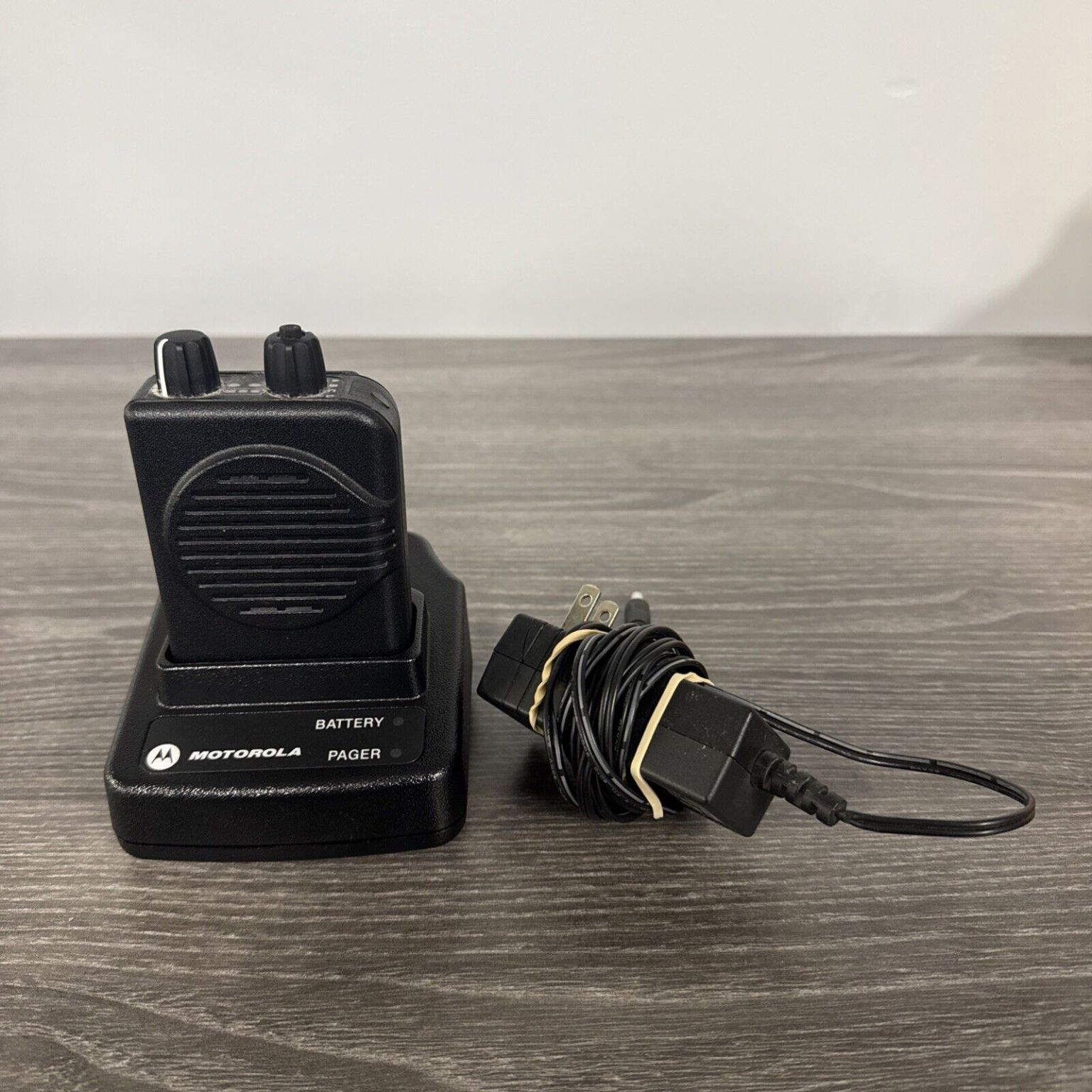Motorola Minitor V Low Band Pager (45-48,995 MHz) Mit Basis, Ladegerät & Neuem Akku
